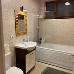 Апартаменты Igi Red Flat With Free Private Parking *