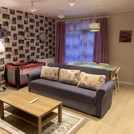 Апартаменти Igi Red Flat With Free Private Parking *