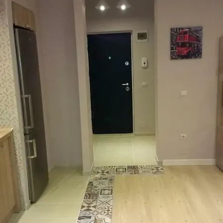 Апартаменти Igi Red Flat With Free Private Parking *