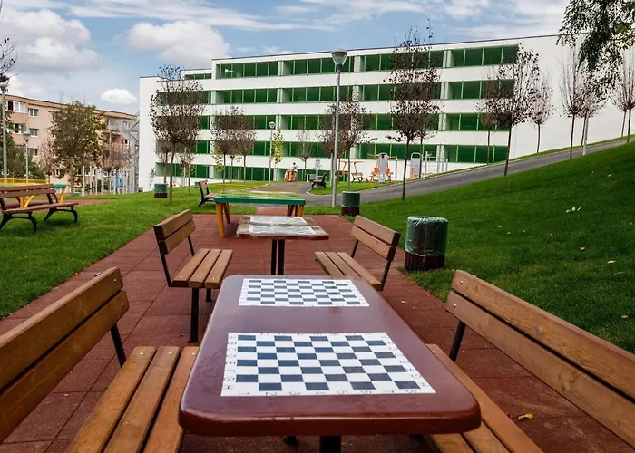 Igi Red Flat With Free Private Parking