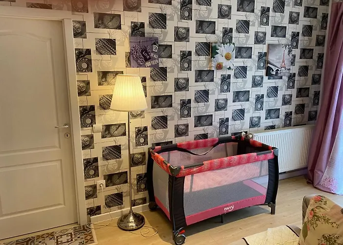 Igi Red Flat With Free Private Parking