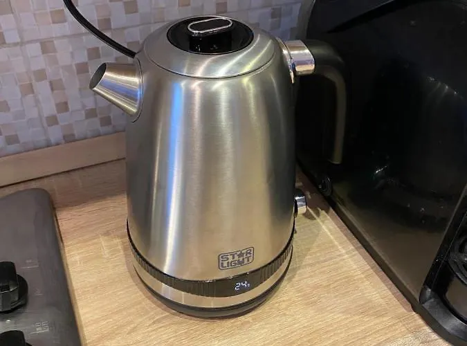 Igi Red Flat With Free Private Parking